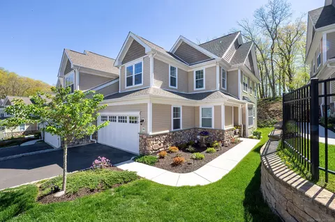20 Hunting Ridge Ln #20, Bethel, CT 06801