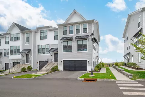 137 Brentwood Cir #137, Danbury, CT 06810