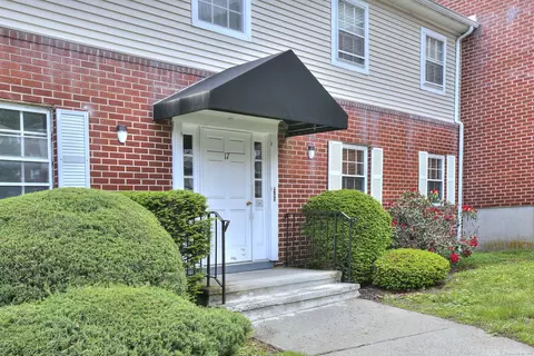 50 Greenhouse Rd #17A, Bridgeport, CT 06606