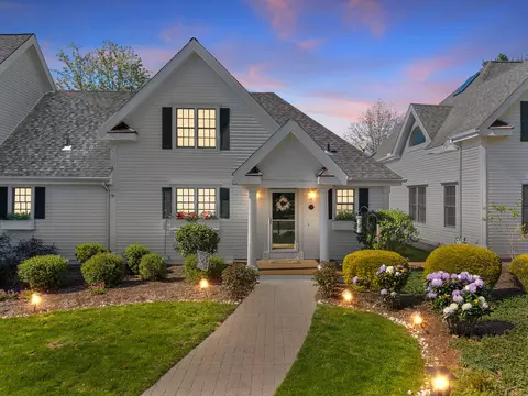 19 Augusta Cir #19, Moodus, CT 06469