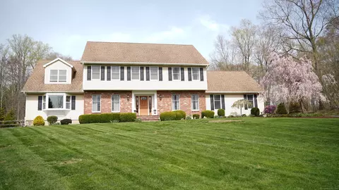 4 Walnut Ridge Rd, New Fairfield, CT 06812
