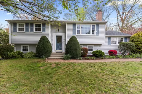 16 Willow Ln, Clinton, CT 06413
