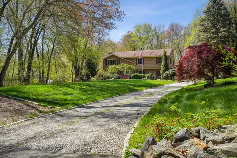 18 Turkey Hill Rd, Newtown, CT 06470