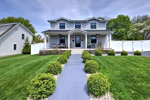 52 Canterbury Ln, Milford, CT 06460