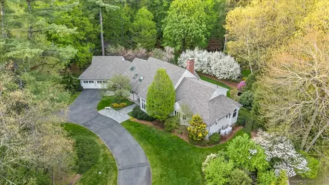 10 White Pine Ln, West Hartford, CT 06107