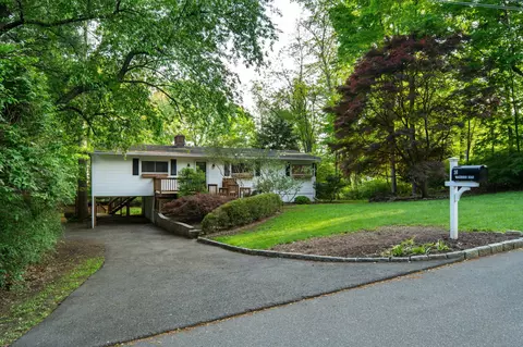 16 Wakerobin Rd, Norwalk, CT 06851