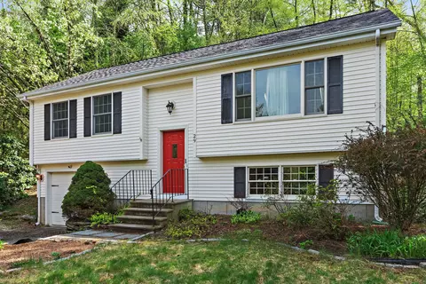 29 Pinelock Dr, Gales Ferry, CT 06335