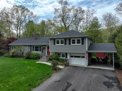 25 Patricia Ct, Gales Ferry, CT 06335