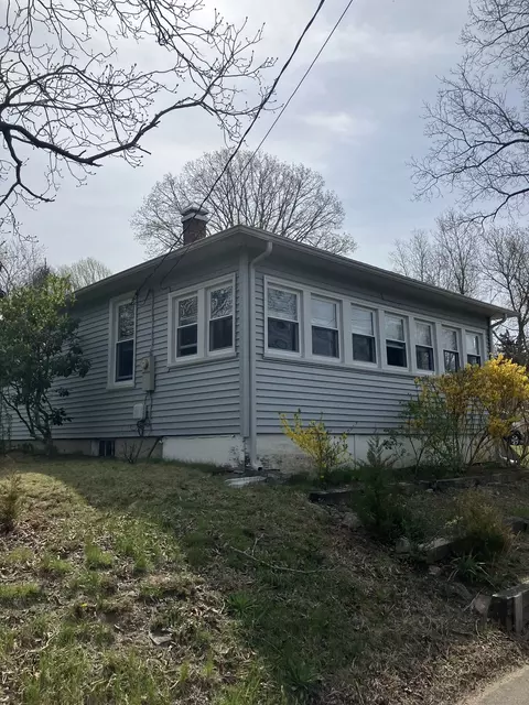724 Long Cove Rd, Gales Ferry, CT 06335