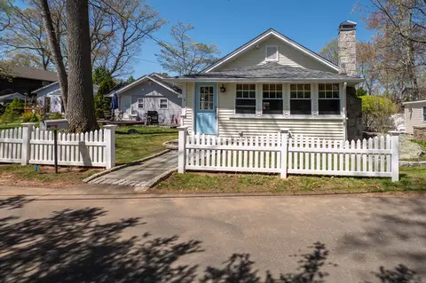 2 Bartholomew Rd, Branford, CT 06405
