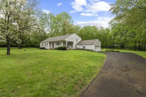 10 Paugussett Rd, Newtown, CT 06482