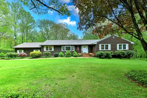 119 Pease Rd, Woodbridge, CT 06525