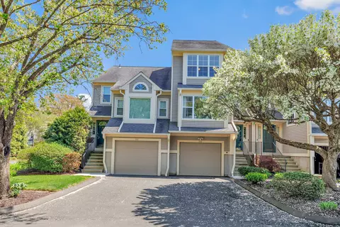 103 Paugusett Cir #103, Trumbull, CT 06611