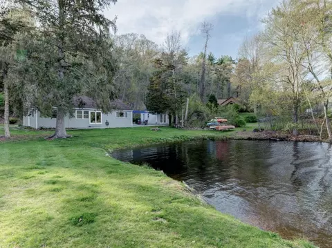 42 Townes Ln, Thompson, CT 06277