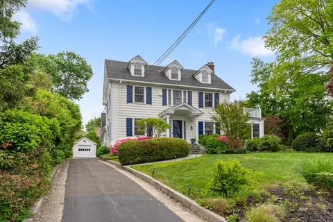 138 Ocean Dr W, Stamford, CT 06902