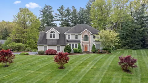 8 Pearl St, Sandy Hook, CT 06482