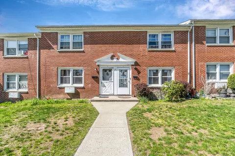 26 Karen Ct #A, Bridgeport, CT 06606