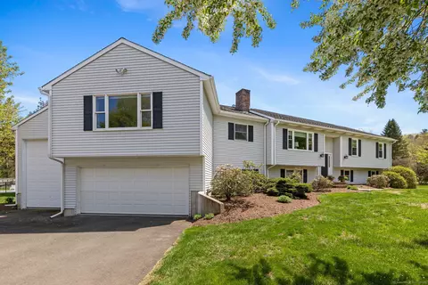 3 River Edge Dr, Sandy Hook, CT 06482