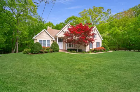 42 N Woods Rd, Hamden, CT 06518