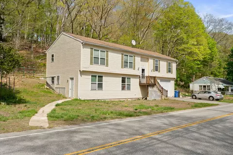 24 Fort Shantok Rd, Uncasville, CT 06382