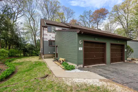91 Wynwood Dr #91, Enfield, CT 06082