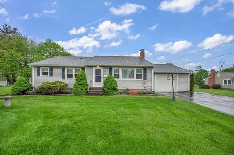 11 Longview Dr, Bloomfield, CT 06002