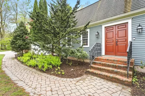 200 Candlelight Dr, Glastonbury, CT 06033