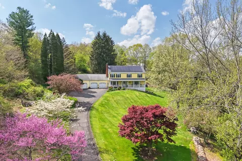 2 White Oak Farm Rd, Newtown, CT 06470