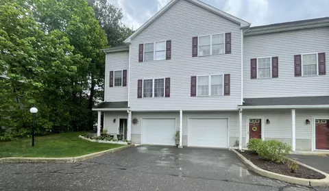 11 Mannions Ln #1, Danbury, CT 06810