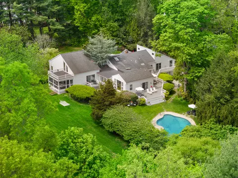 10 Twin Falls Ln, Westport, CT 06880