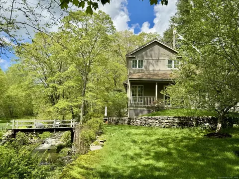 39 Painter Hill Rd, Woodbury, CT 06798