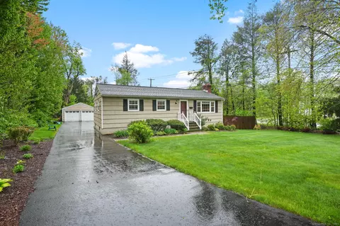 2 Turney Pl, Trumbull, CT 06611