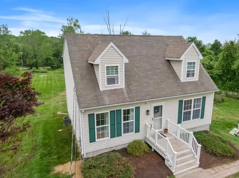 43 Huntington Dr, Plainfield, CT 06374