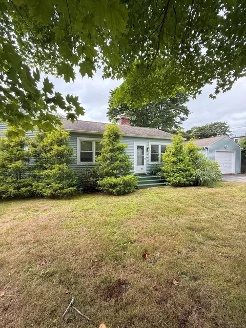 11 Meadowbrook Ln, Mystic, CT 06355