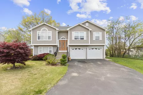 13 Woodcrest Dr, Waterbury, CT 06708