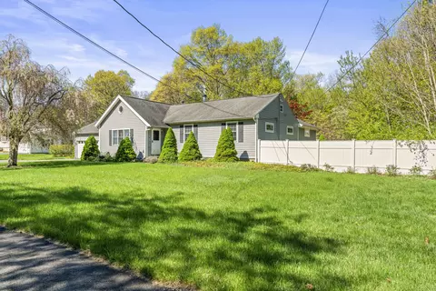 6 Robin Ct, North Haven, CT 06473