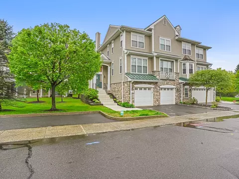 4 Cambridge Dr #4, Danbury, CT 06811