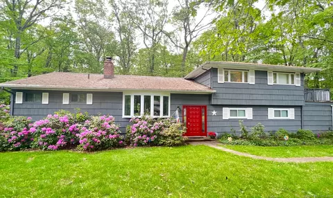 14 Live Oak Rd, Norwalk, CT 06851