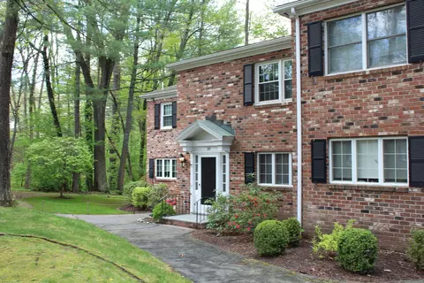 28 Tunxis Vlg #28, Farmington, CT 06032