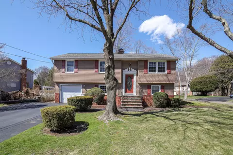 74 Barmore Dr E, Stamford, CT 06905