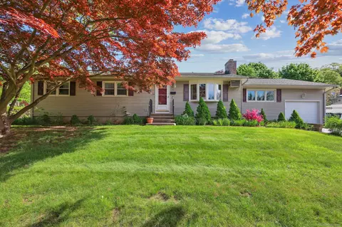 11 Jamestown Rd, Hamden, CT 06518