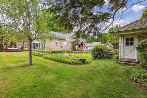 9 Columbus Ave, Niantic, CT 06357