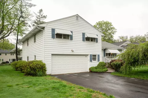 33 Stoneham Dr, West Hartford, CT 06117