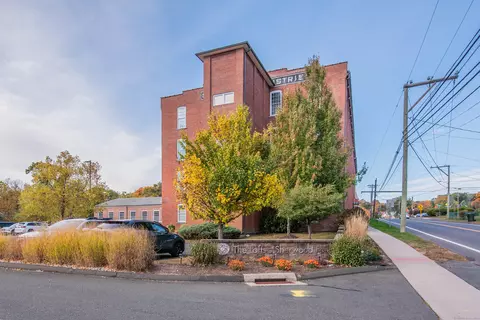 10 Main St #103, Berlin, CT 06037