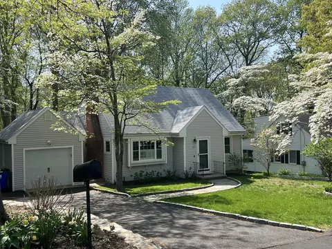 321 Woodridge Ave, Fairfield, CT 06825