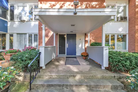 42 N Lake Dr #C2, Hamden, CT 06517
