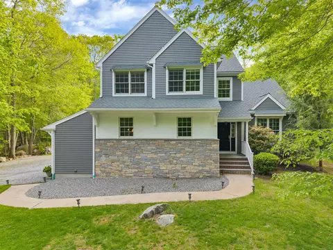 4 Lonicera Ct, Old Lyme, CT 06371