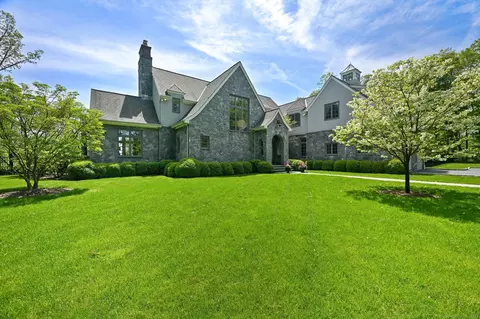 19 Fawn Ln, New Canaan, CT 06840