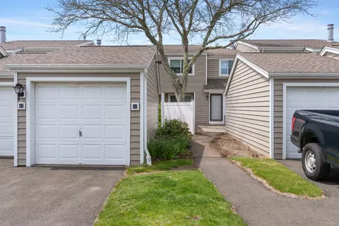 40 Peddlars Dr #40, Branford, CT 06405