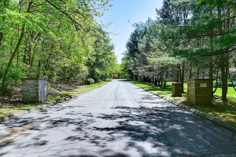 7 Stonegate Rd, East Hampton, CT 06424